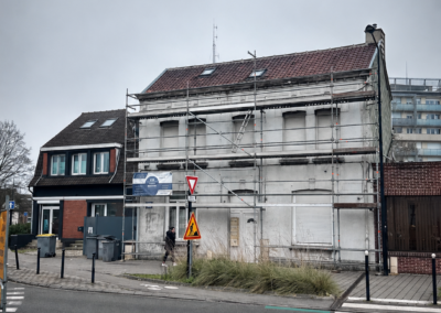 Échafaudage de façade posé sur immeuble ancien en angle de rue à Lille — InterConstruct