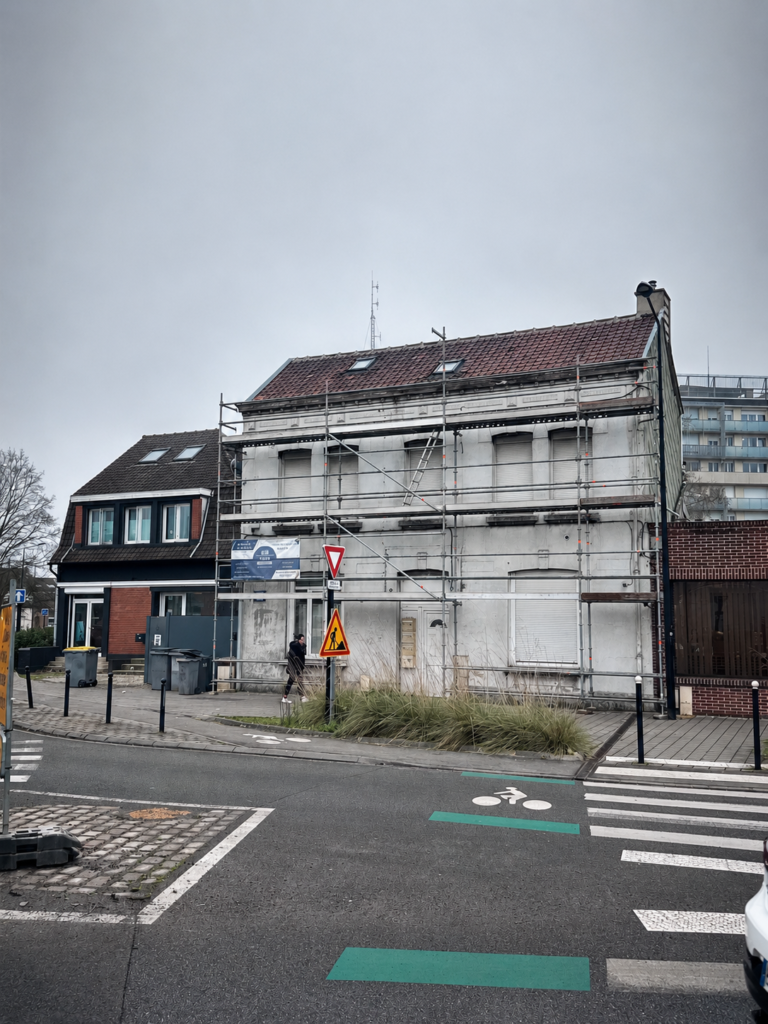 Échafaudage de façade posé sur immeuble ancien en angle de rue à Lille — InterConstruct
